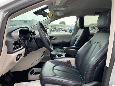 Used 2024 Chrysler Pacifica Touring-L FWD image 15