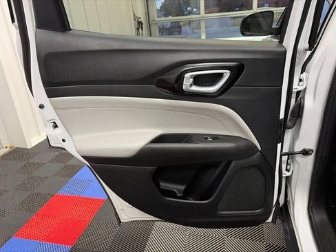Used 2025 Jeep Compass Limited AWD/4WD image 11