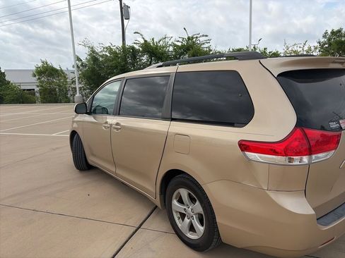 Used 2012 Toyota Sienna LE image 5