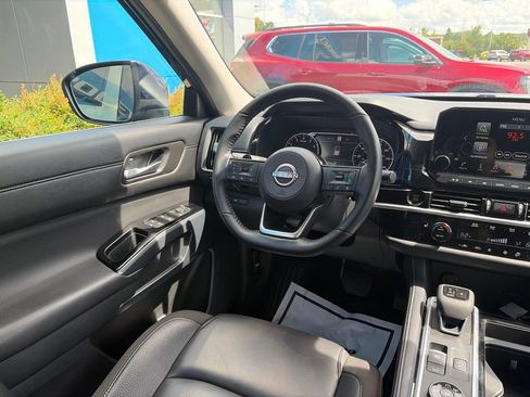 Used 2025 Nissan Pathfinder SL AWD/4WD image 17