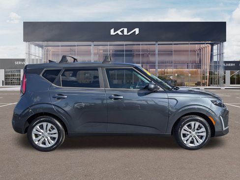 Certified 2023 Kia Soul LX image 3