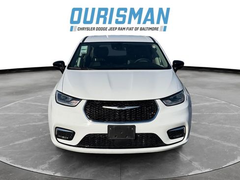 Used 2024 Chrysler Pacifica Touring-L image 8