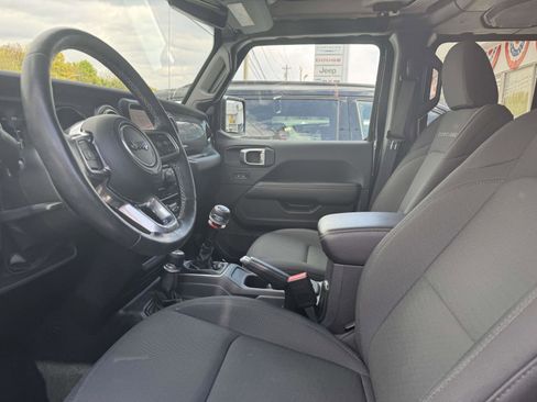 Used 2022 Jeep Gladiator Overland w/ Cold Weather Group AWD/4WD image 13