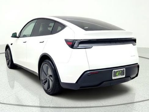 Used 2026 Tesla Model Y AWD image 6