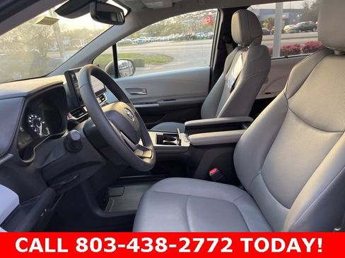 Used 2025 Toyota Sienna XLE image 7