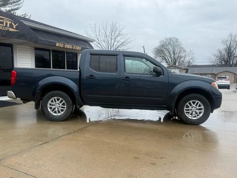 Used 2019 Nissan Frontier SV image 2