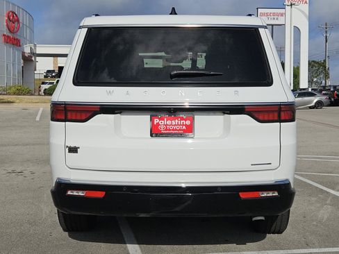 Used 2024 Jeep Wagoneer L Series II RWD image 5
