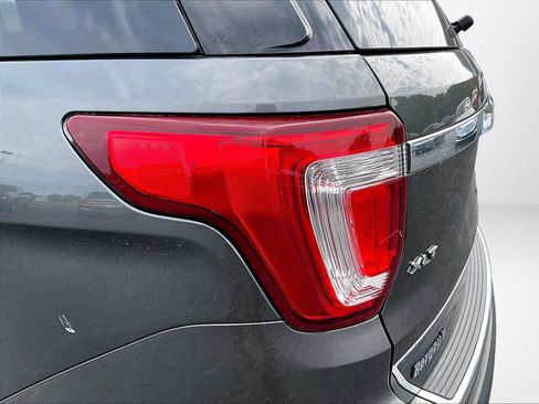 Used 2018 Ford Explorer XLT w/ Equipment Group 202A AWD/4WD image 31