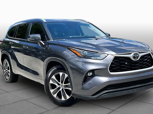 Used 2023 Toyota Highlander XLE FWD image 4