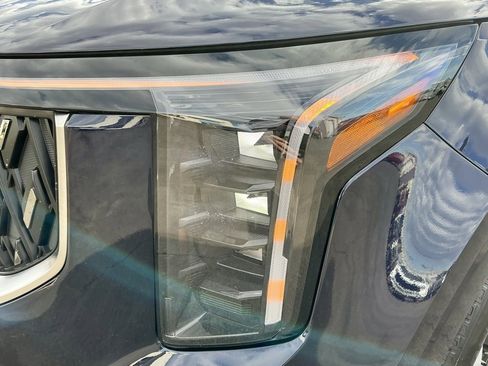 Used 2025 Kia Carnival EX image 10