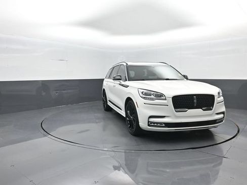 Used 2022 Lincoln Aviator Reserve w/ Equipment Group 201A AWD/4WD image 3