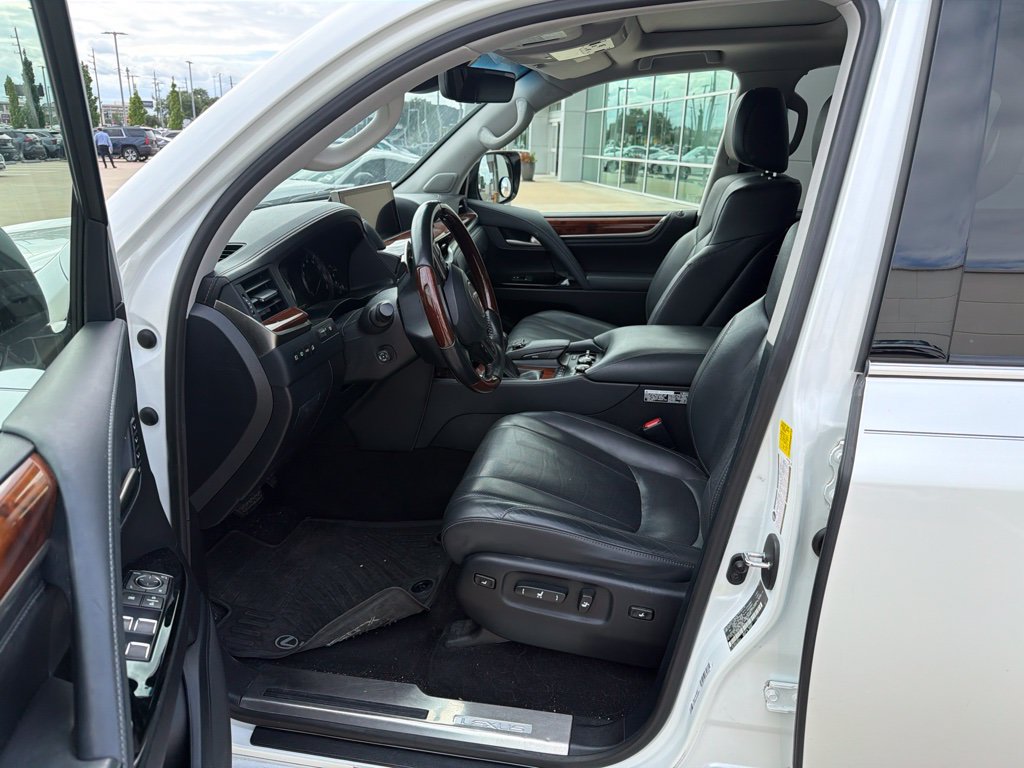 Used 2020 Lexus LX 570 4WD w/ Luxury Package image 2