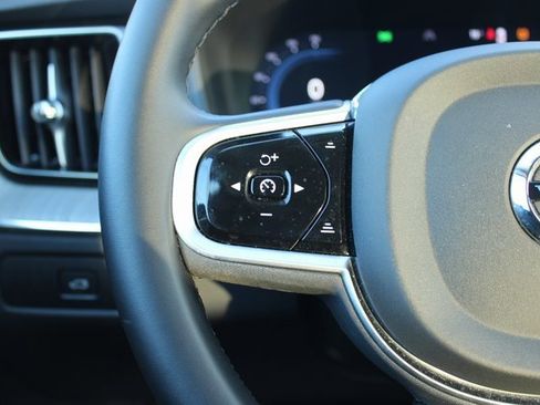 Used 2025 Volvo XC60 B5 Plus image 25