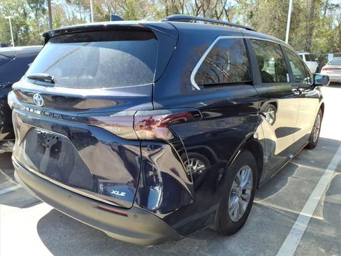 Used 2025 Toyota Sienna XLE image 6