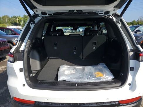 New 2025 Jeep Grand Cherokee Altitude image 5