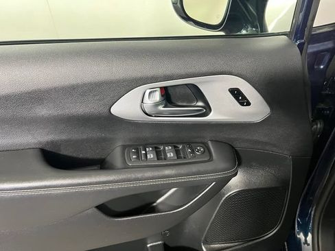 Certified 2025 Chrysler Pacifica Limited FWD image 18