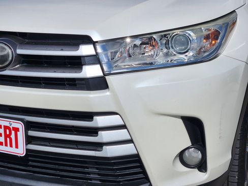 Used 2018 Toyota Highlander Plus FWD image 8