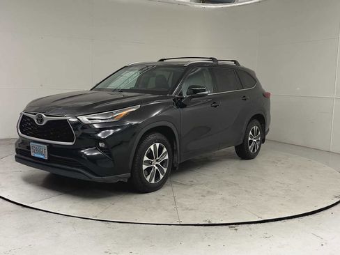 Used 2021 Toyota Highlander XLE AWD/4WD image 6