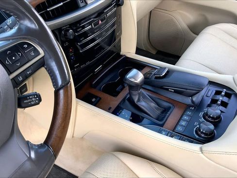 Used 2020 Lexus LX 570 4WD w/ Luxury Package image 16