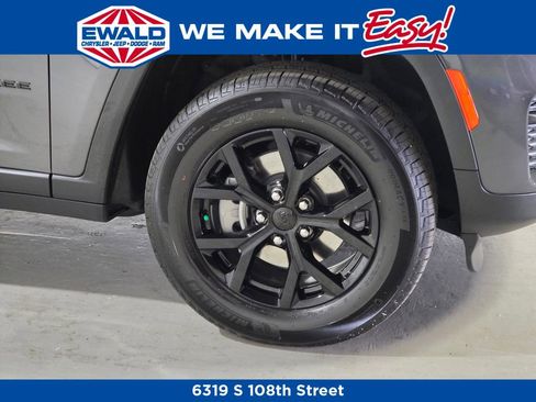 New 2025 Jeep Grand Cherokee Altitude image 10