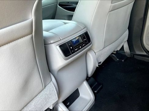 Used 2018 Toyota Highlander XLE FWD image 12