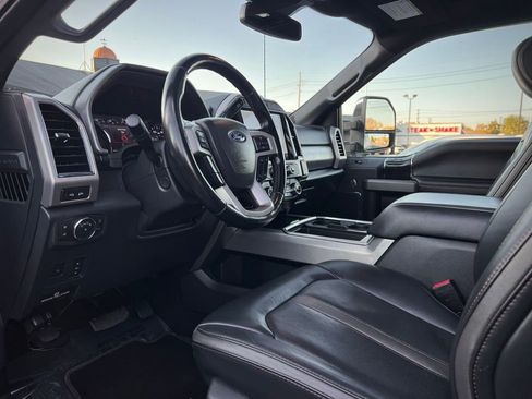 Used 2022 Ford F250 Platinum w/ FX4 Off-Road Package image 2
