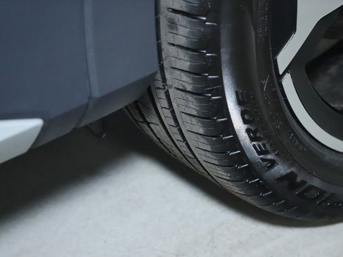 Used 2025 Volkswagen Tiguan SE image 34