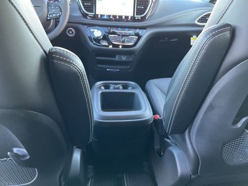 New 2026 Chrysler Pacifica Select w/ S Appearance Package FWD image 39