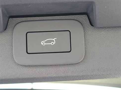 New 2025 Land Rover Discovery S image 12