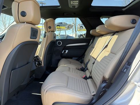 New 2026 Land Rover Discovery Dynamic SE image 5