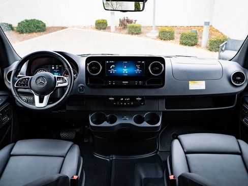 Used 2024 Mercedes-Benz Sprinter 2500 image 30