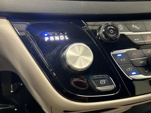 Used 2023 Chrysler Pacifica Touring-L FWD image 18