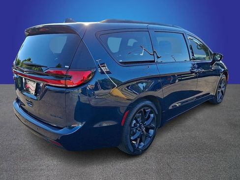 Used 2025 Chrysler Pacifica Limited FWD image 4