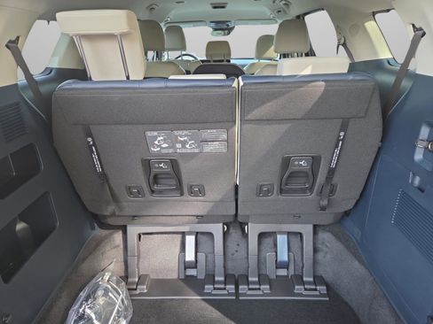 New 2026 Kia Carnival EX FWD image 16