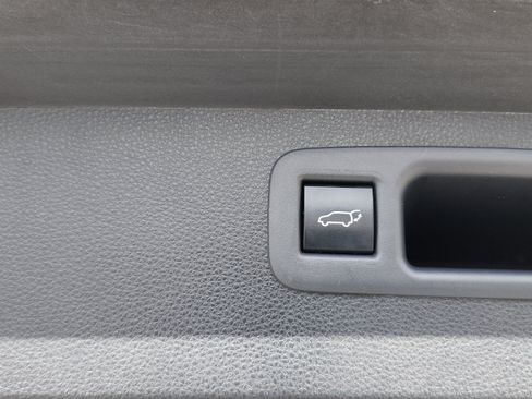 Used 2021 Toyota Highlander XLE FWD image 12
