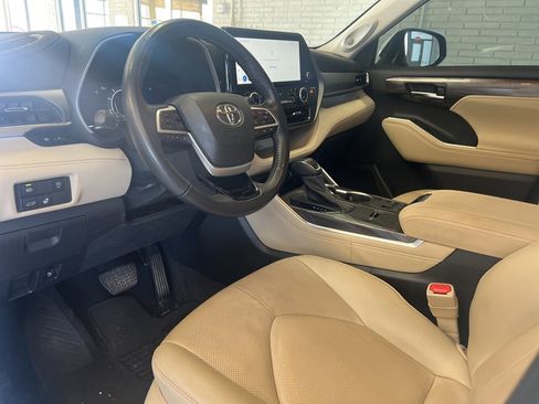 Used 2023 Toyota Highlander Limited image 9