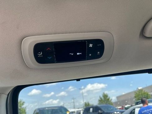 Used 2024 Chrysler Pacifica Touring-L FWD image 30