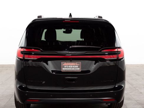 Used 2026 Chrysler Pacifica Limited w/ S Appearance Package FWD image 16