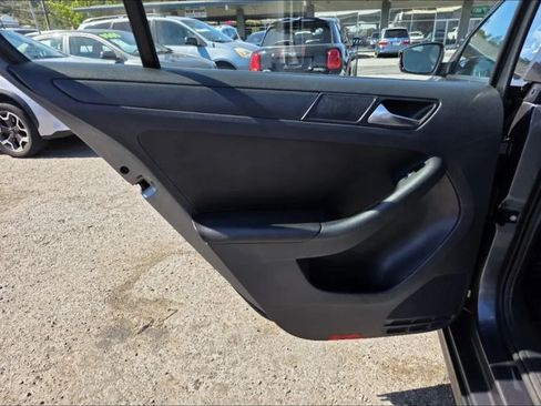 Used 2011 Volkswagen Jetta SE FWD image 18