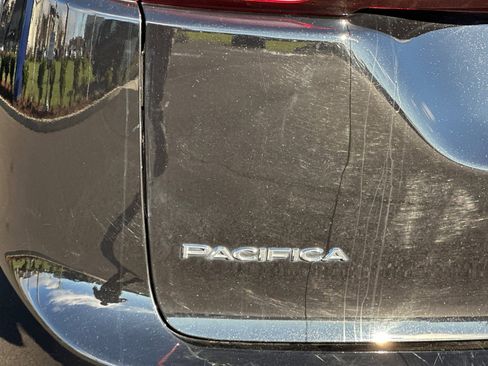 Used 2024 Chrysler Pacifica Touring-L image 32