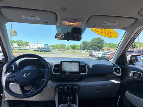 Certified 2025 Hyundai Venue Limited FWD image 16
