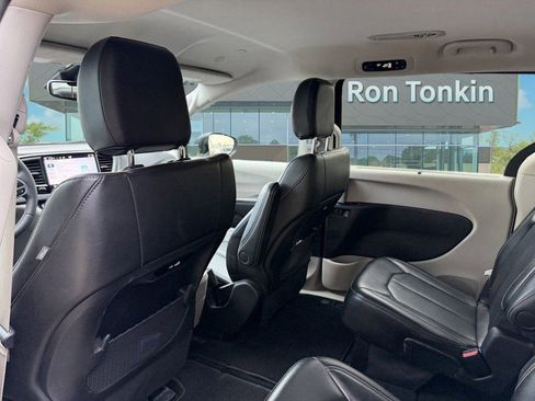 Used 2024 Chrysler Pacifica Touring-L image 30