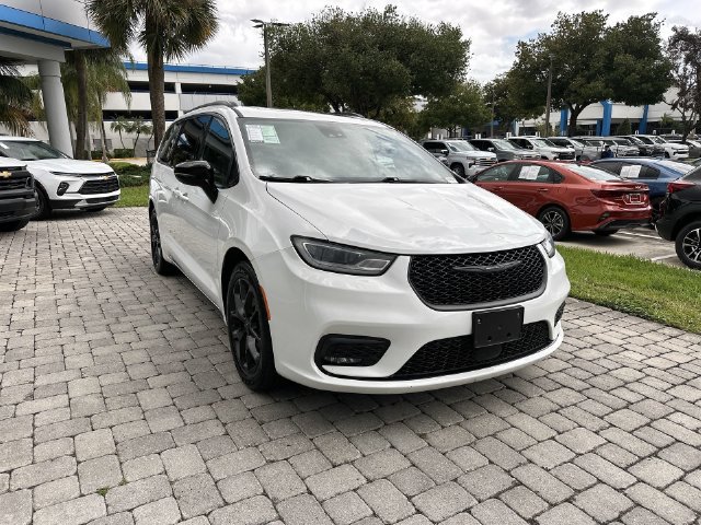 Used 2025 Chrysler Pacifica Limited FWD image 17