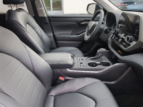 Used 2025 Toyota Highlander XLE image 30