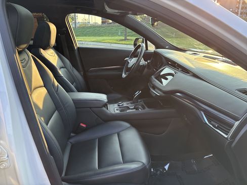 Used 2022 Cadillac XT4 Luxury w/ Cold Weather Package AWD/4WD image 25