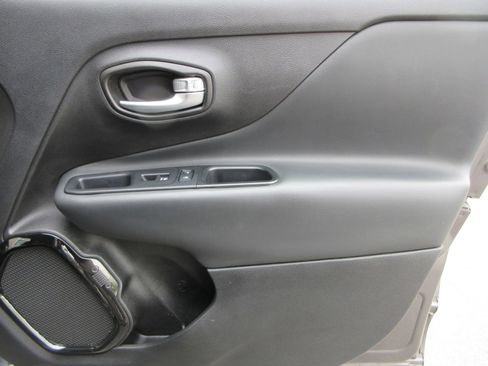 Used 2018 Jeep Renegade Altitude w/ UConnect 8.4 Nav Group FWD image 23