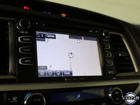 Used 2019 Toyota Highlander XLE image 18