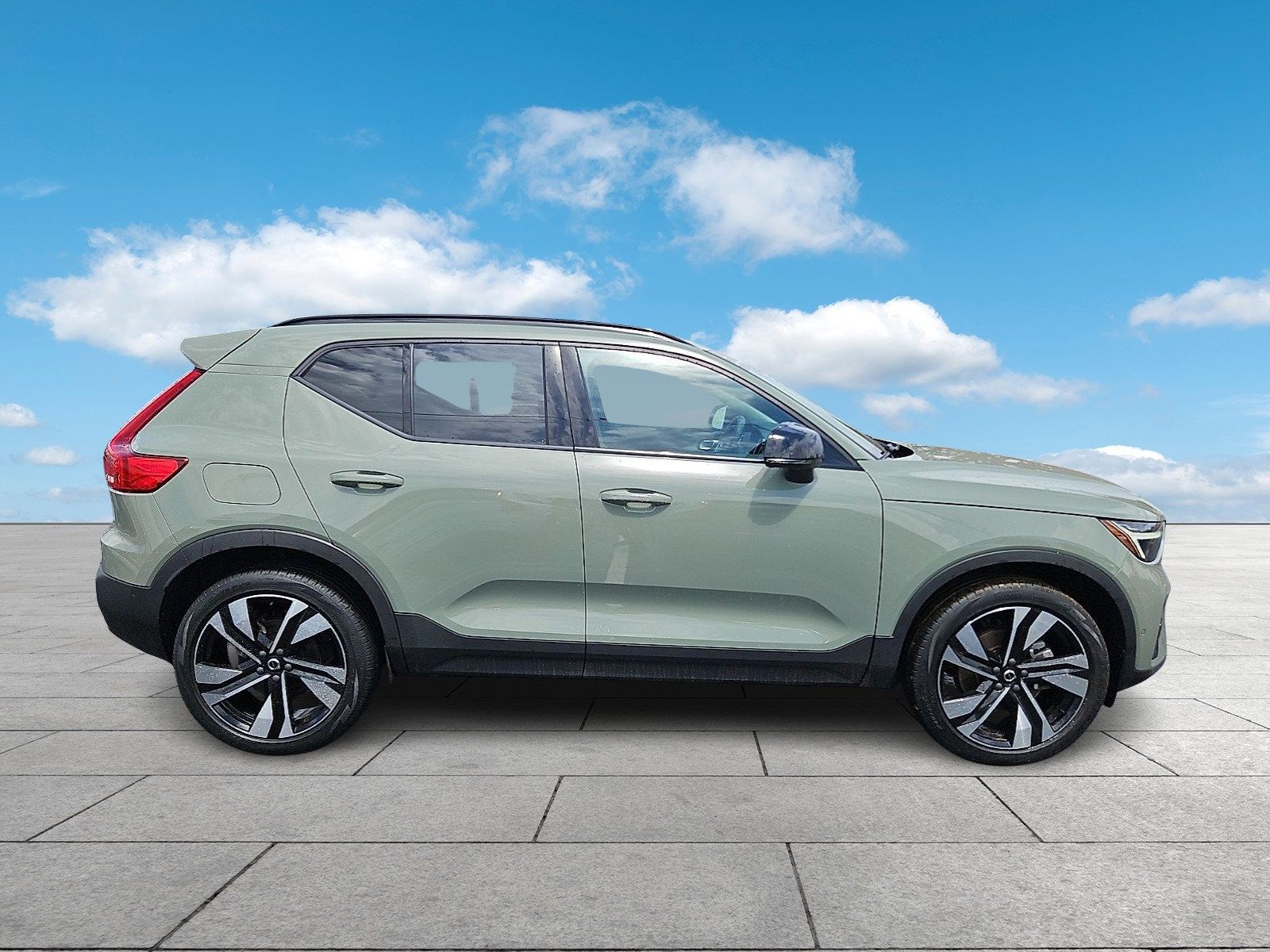 Certified 2023 Volvo XC40 B5 Plus w/ Protection Package Premier AWD/4WD image 7