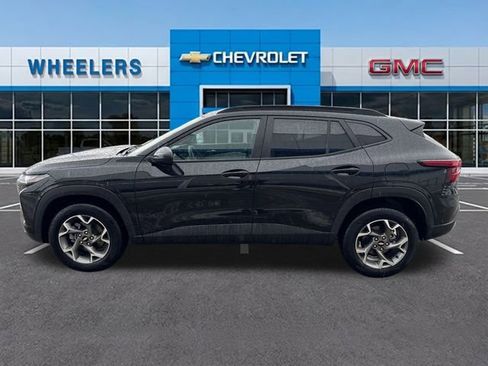 Used 2025 Chevrolet Trax LT image 2