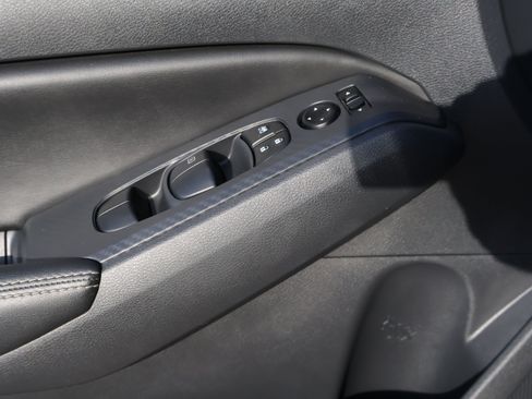 Used 2025 Nissan Altima 2.5 SV FWD image 38